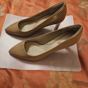 Rockport Sheehan Au Natural Patent Leather Tan Heels - 9.5 Wide